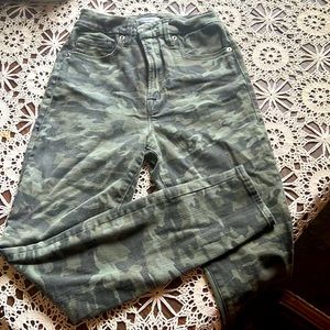 GOOD AMERICAN camo good waist jeans 27